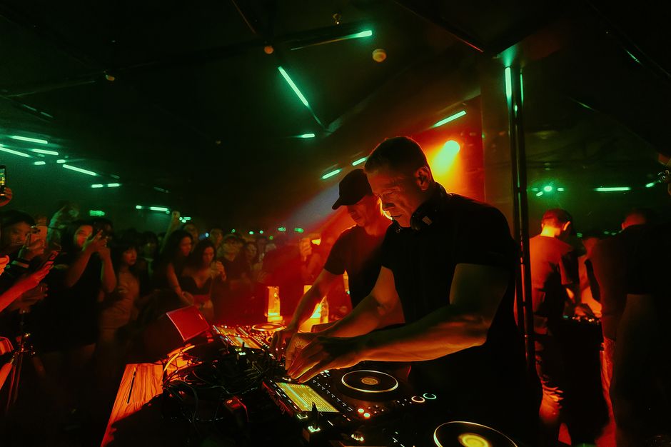 Copertă: Curajul a doi cupluri, într-o pensiune de la munte