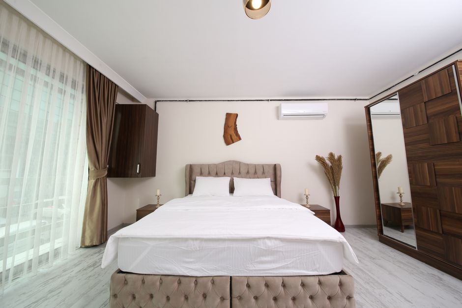 Copertă: Ne-am găsit din nou într-un hotel de lux